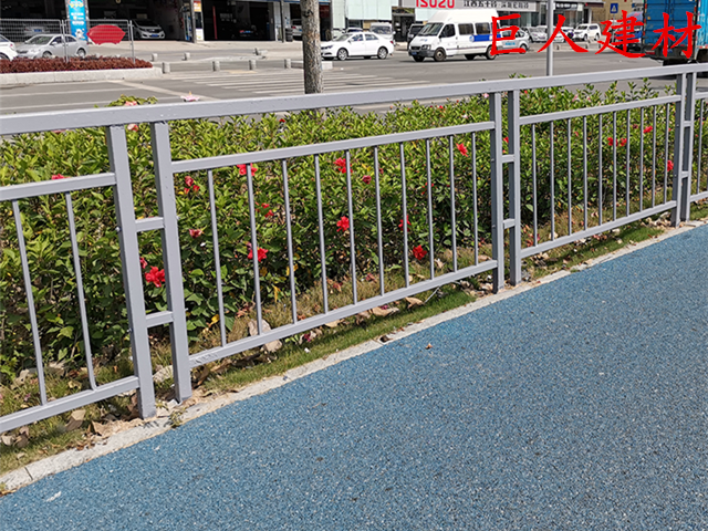 【鋅鋼道路護(hù)欄】、人行道護(hù)欄、甲型護(hù)欄廠家找巨人建材